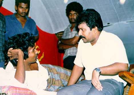 தமிழீழ தேசிய தலைவர் திலீபனை பார்க்க வருகின்றார்.